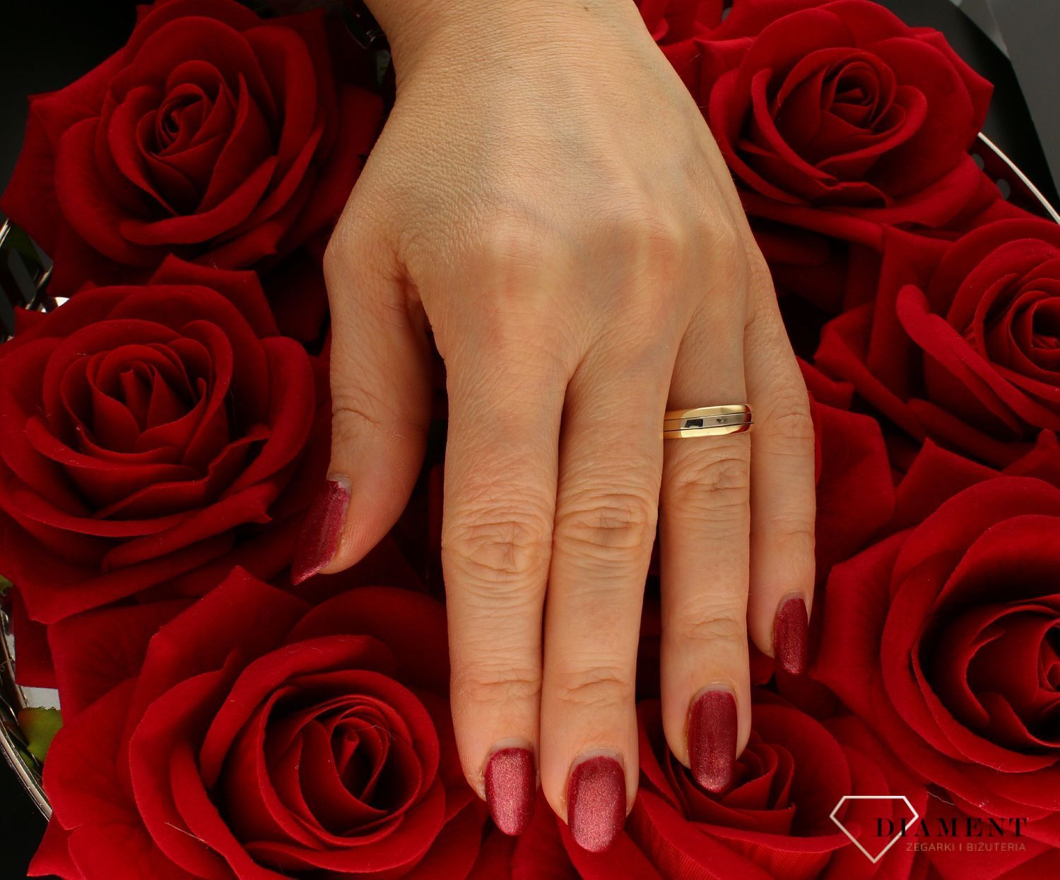 Złota obrączka damska 585 półokrągła 5 mm z białym paskiem  Żółte i białe złoto.jpg